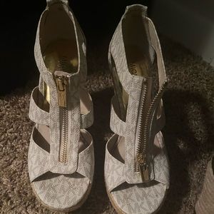 💯 Authentic Micheal Kors wedge sables. Vanilla in color with MK Logos.